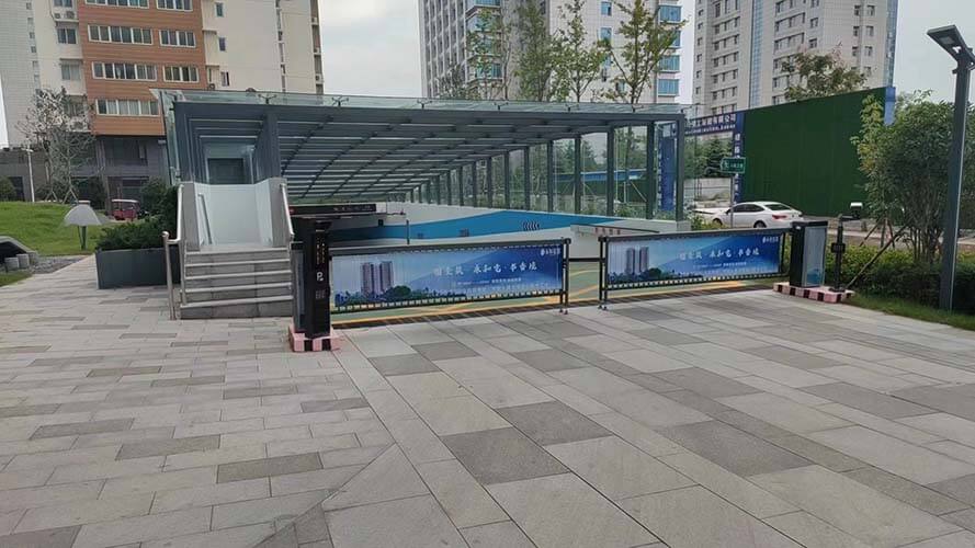 吉林省长春市远创文玺采用名科车牌识别+广告道闸