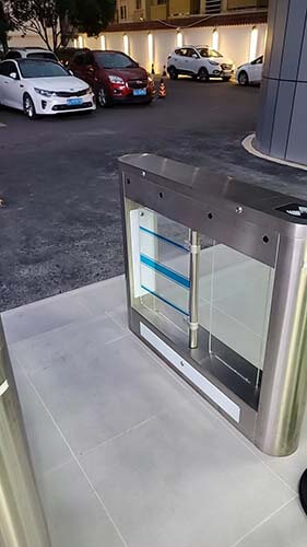 云南新屹体育场安装名科直杆不上云车牌识别系统