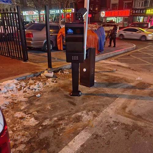 长春市净月开发区伟峰东域海信智慧生活体验馆采用名科一进一出车牌识别+直杆道闸