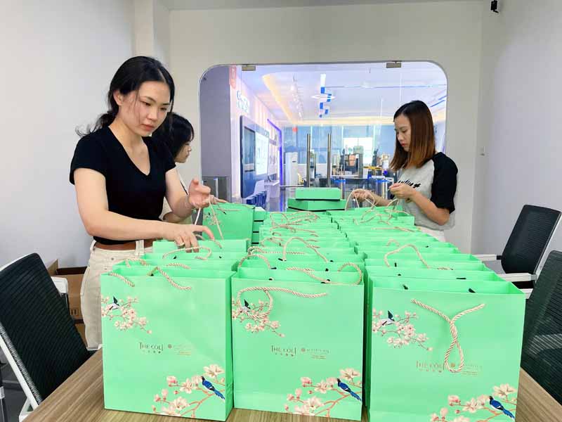 传统佳节送上为员工送上代表团圆的月饼